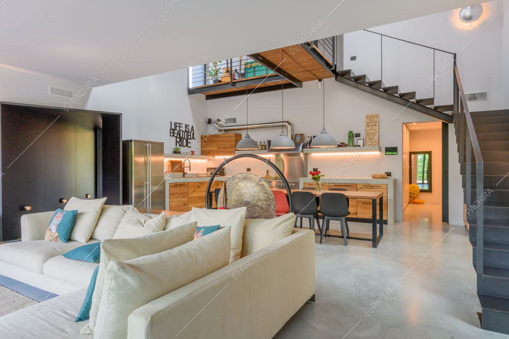 Zona living con pavimento in cemento lisciato della villa Aral, location in stile contemporaneo a Monza
