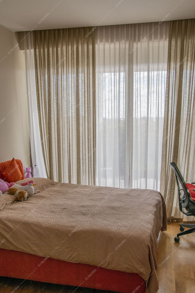 Camera da letto matrimoniale con pavimento in parquet