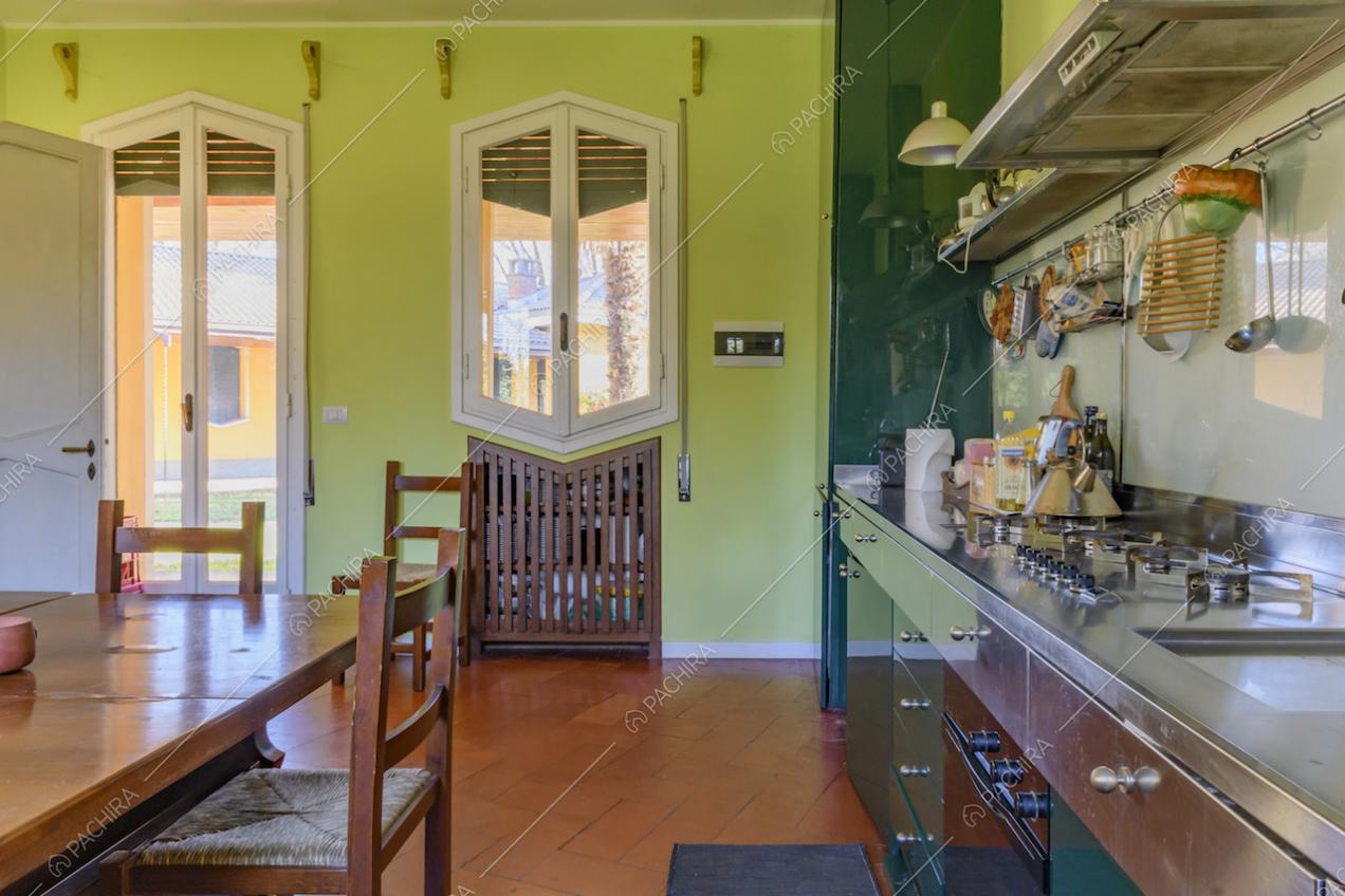 Tavolo da pranzo nella cucina dalle pareti verdi in stile country