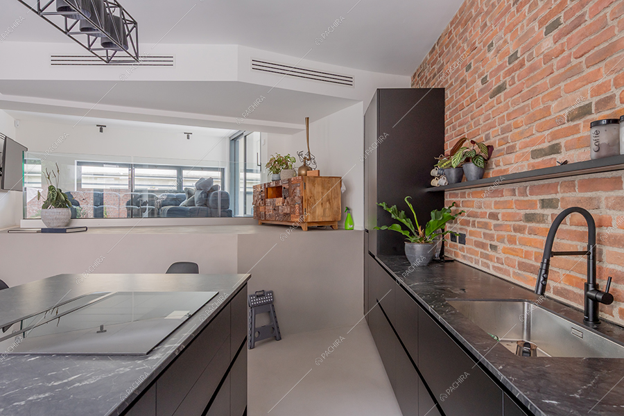 Cucina a isola del loft Ob, location in stile moderno a Milano