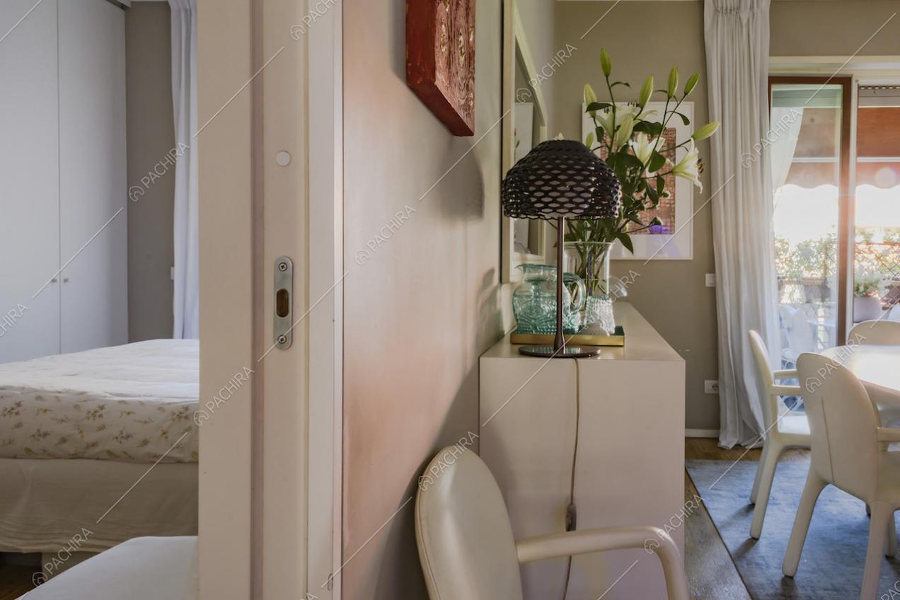 Mobile bianco con lampada e vaso di fiori
