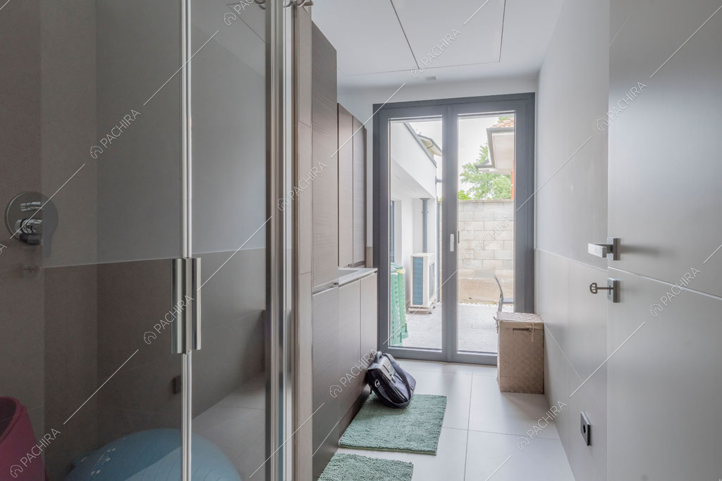 Bagno con box doccia della villa Diosma, location in stile moderno a Milano