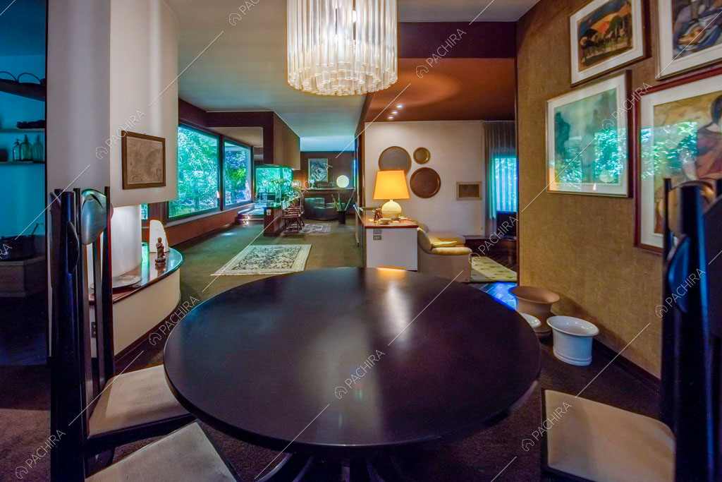 Tavolo da pranzo rotondo e sedie di design nella grande zona living