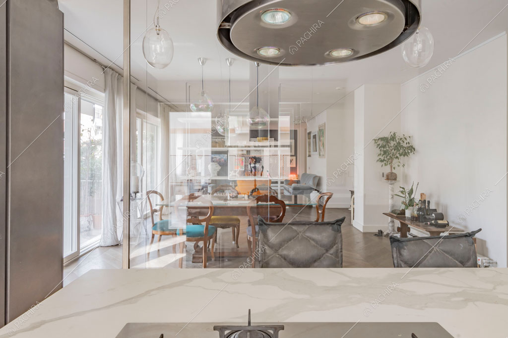 Fornelli a gas sulla penisola della cucina dell'appartamento Sonora, location in stile contemporaneo a Roma
