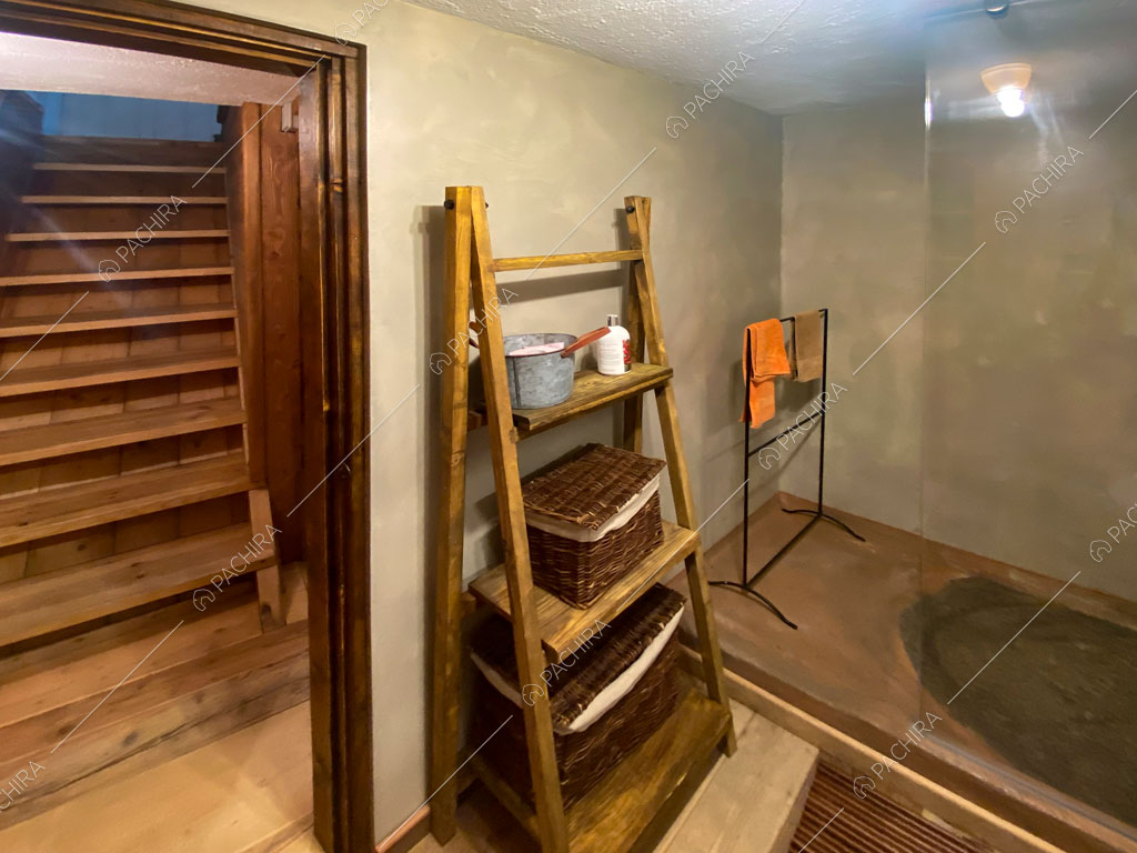 Box doccia nel bagno dello chalet Thar, location in stile rustico ad Aosta