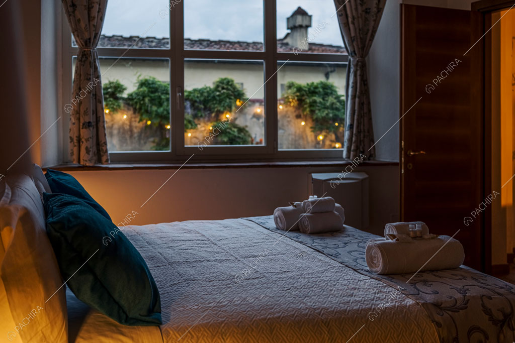 Camera da letto della villa Variscite, location in stile moderno a Firenze