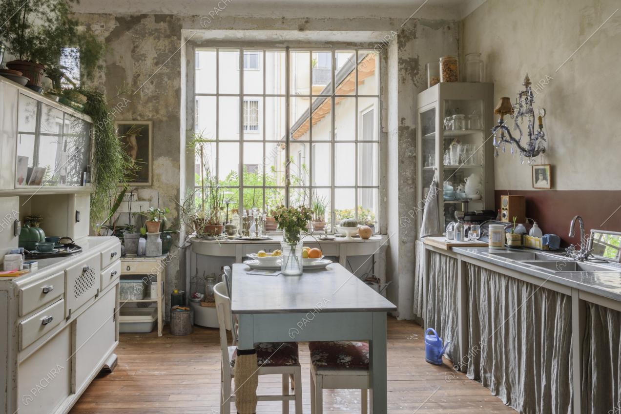 Tavolo al centro della cucina di fronte all'ampia vetrata