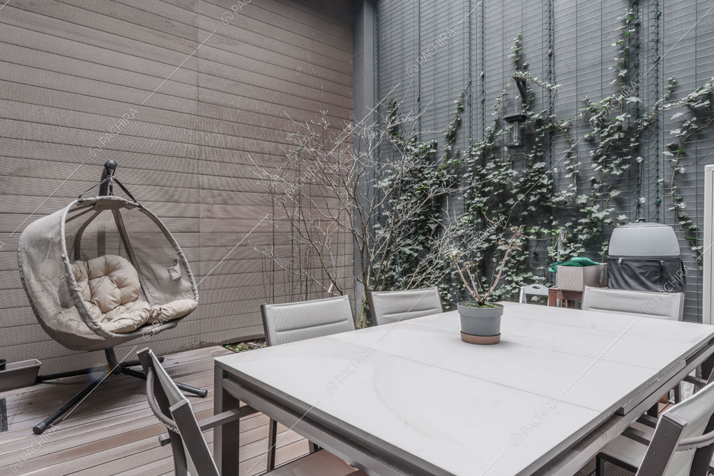 Terrazza con tavolo da pranzo del loft Tagus, location in stile contemporaneo a Milano