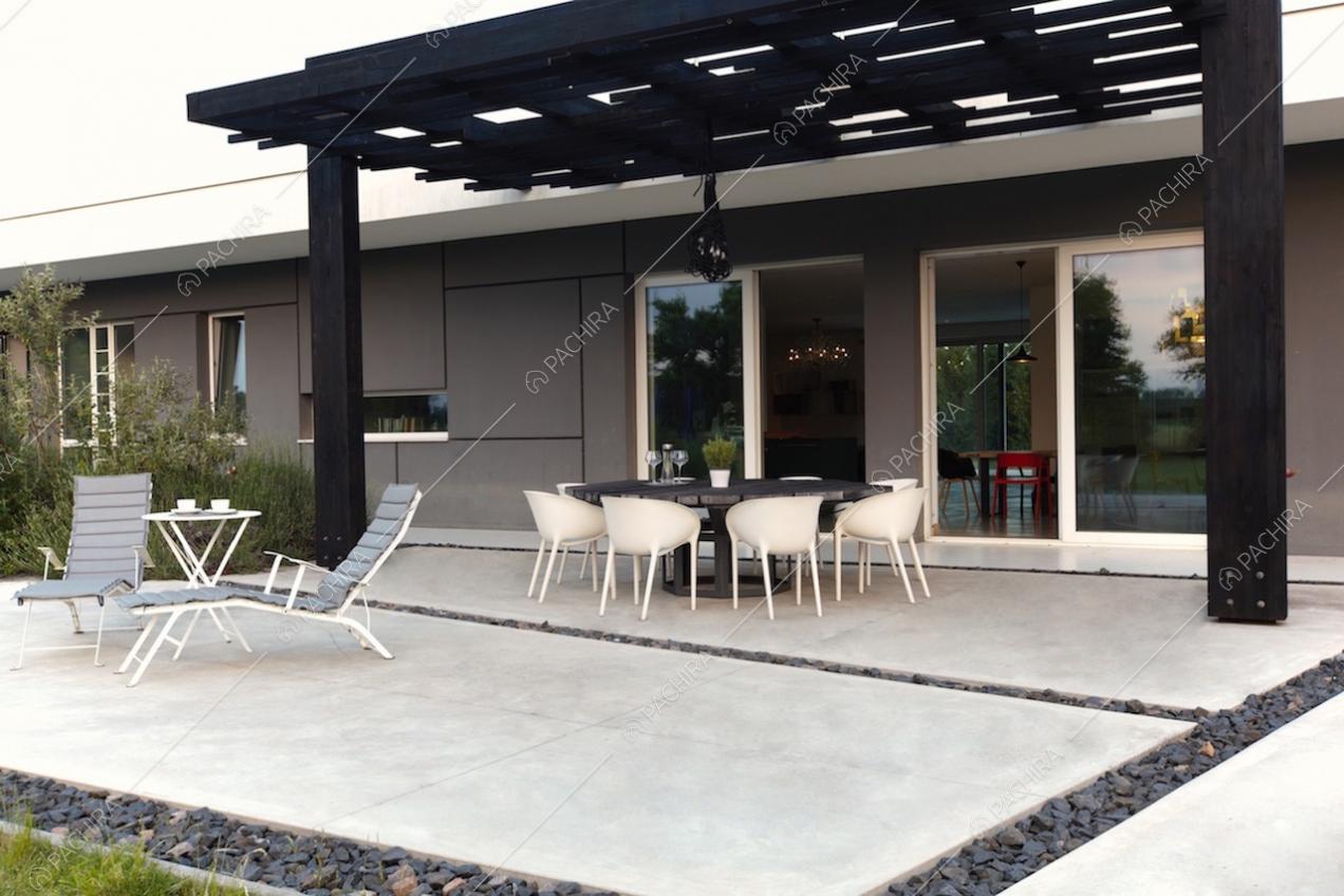 Patio con tavolo da pranzo e sedie sdraio