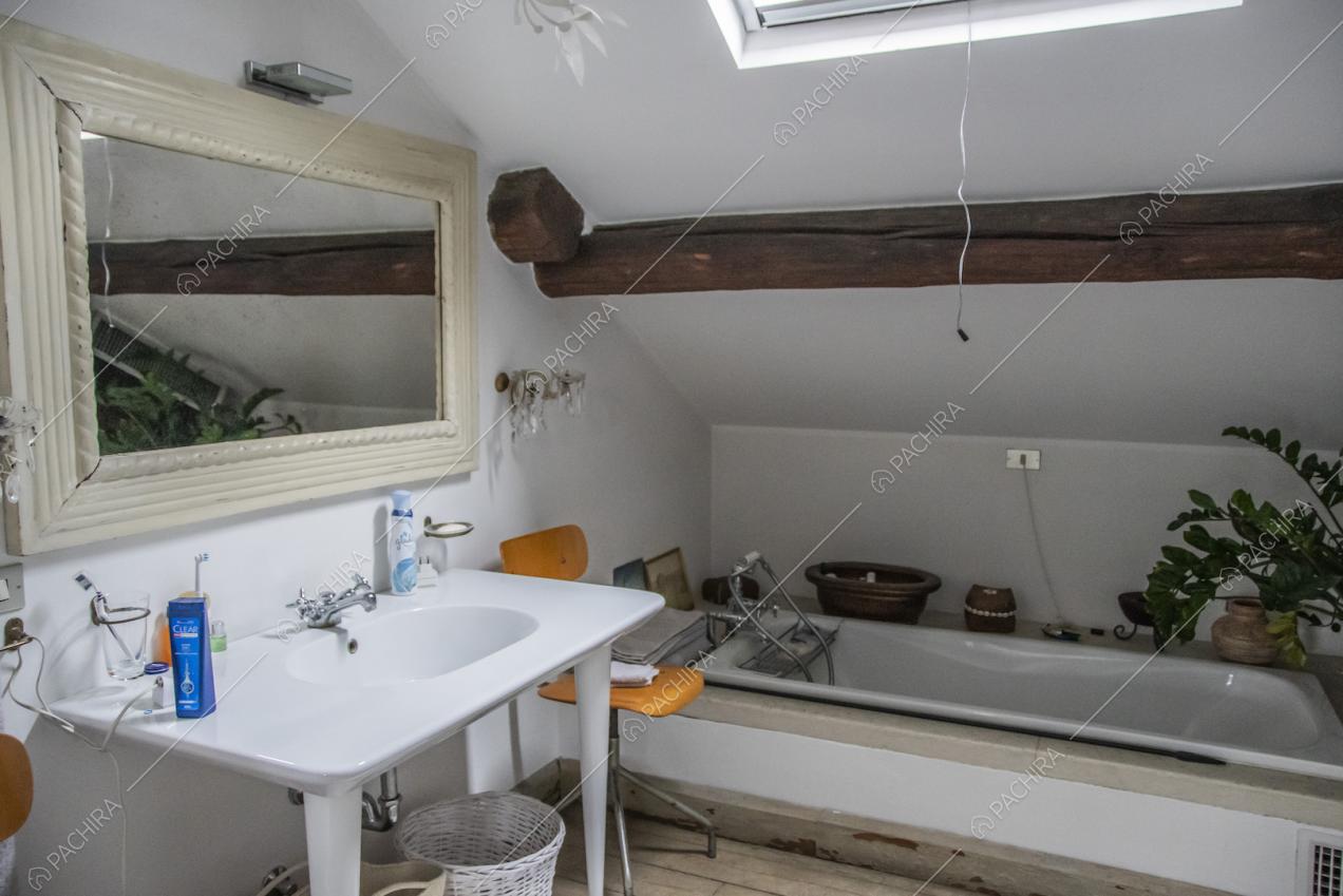 Lavandino con grande specchio rettangolare e vasca da bagno