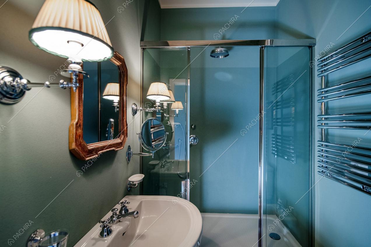 Vista sulla doccia nel bagno della villa