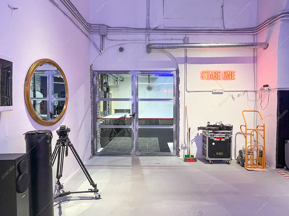 Atrio del teatro di posa Erebus, location in stile contemporaneo a Roma