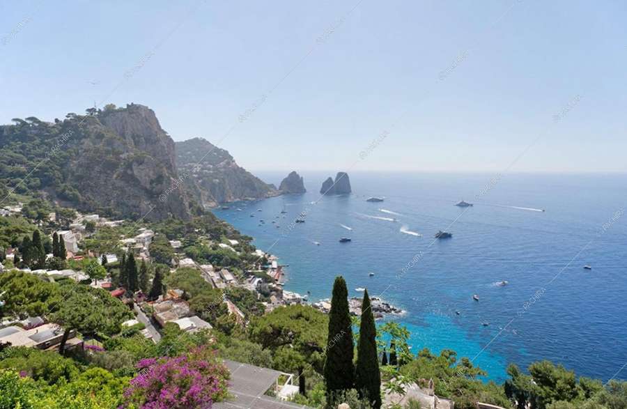 Vista sul mare dalla villa Oder, location in stile classico a Napoli