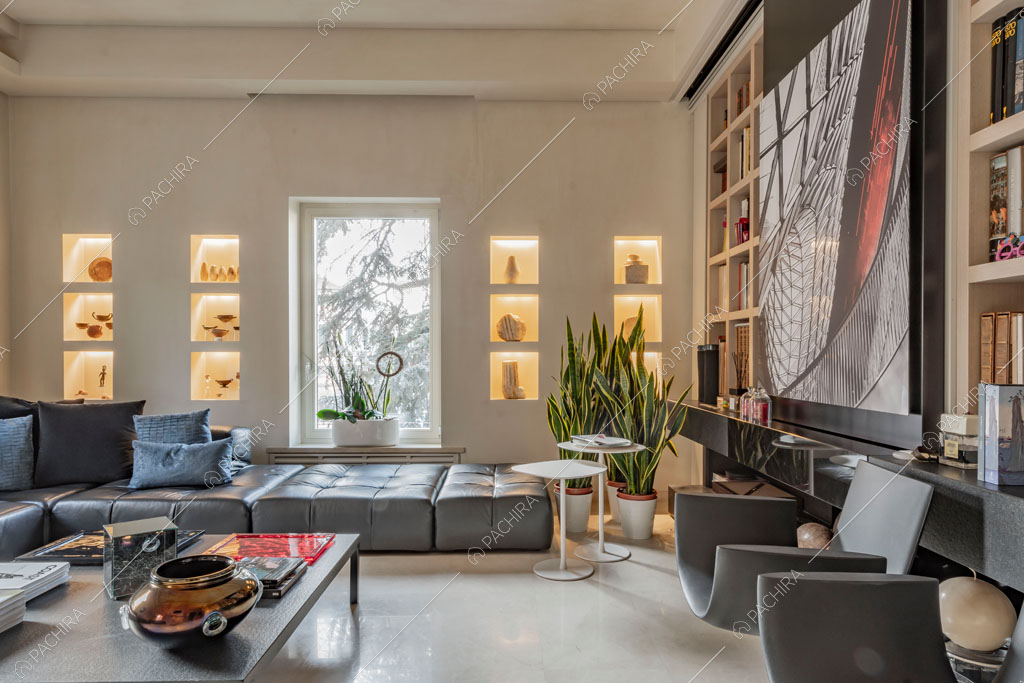 Libreria nella zona living dell'appartamento Kamala, location in stile contemporaneo a Roma