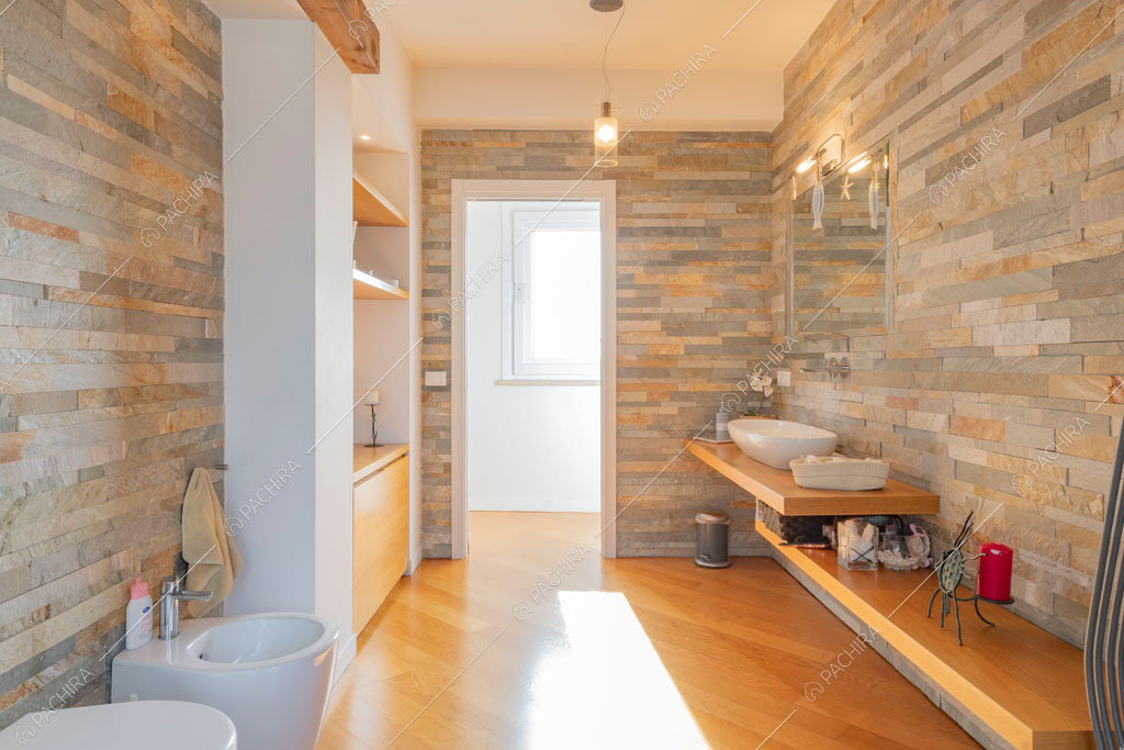 Bagno con pavimento in parquet della villa Matico, location in stile contemporaneo a Roma