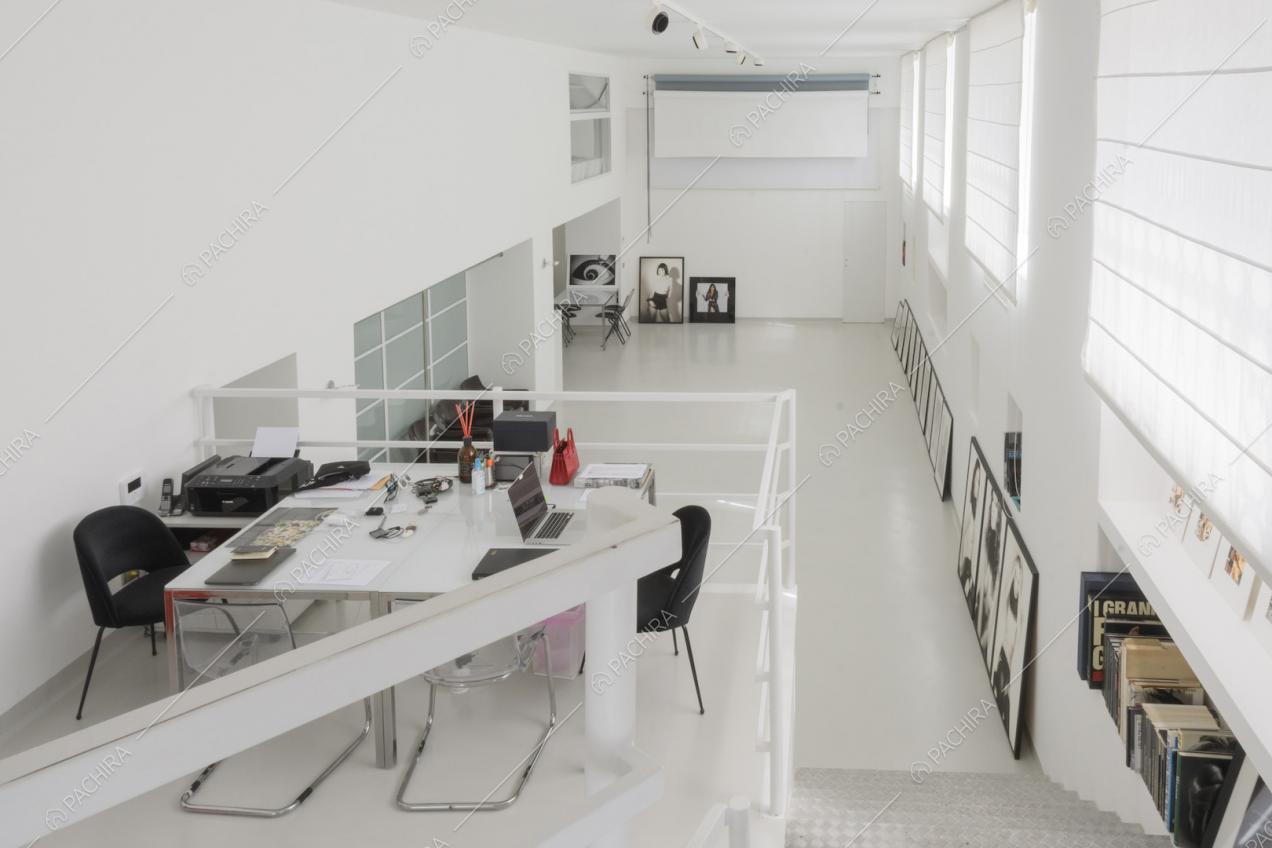 Open space con soppalco e grandi finestre