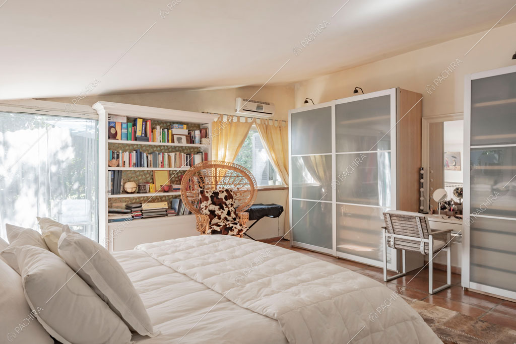 Letto matrimoniale nella camera della location Aliseo, villa in stile contemporaneo a Roma