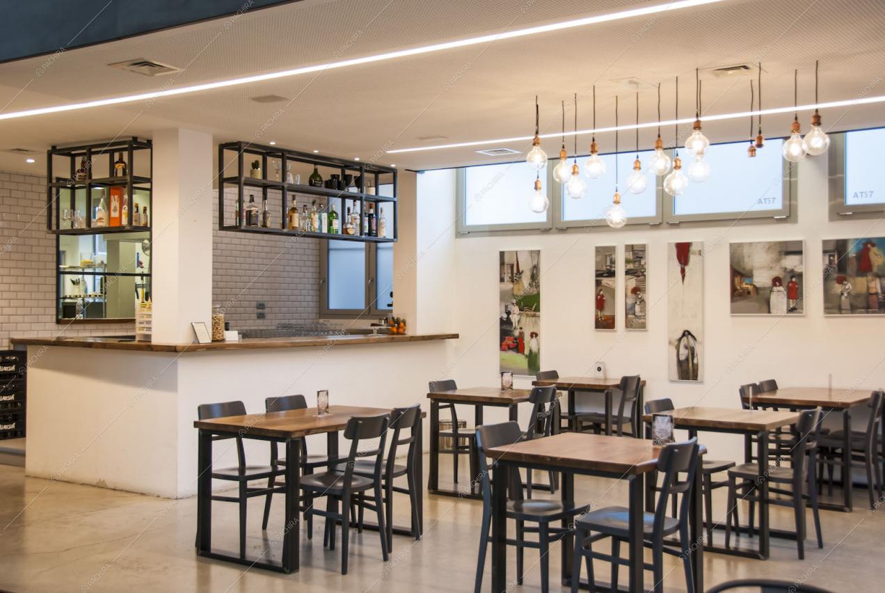 Locale con pavimento in cemento lisciato
