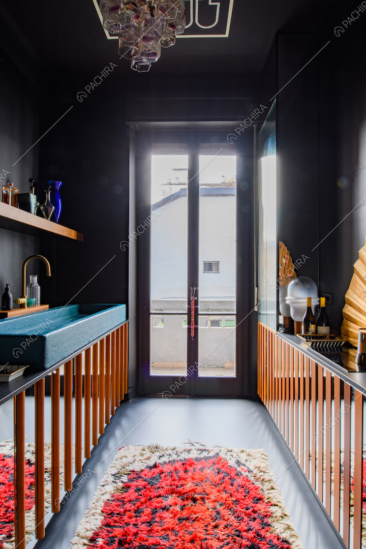 Cucina a parete total black con porta-finestra, lavandino azzurro e fornelli a induzione