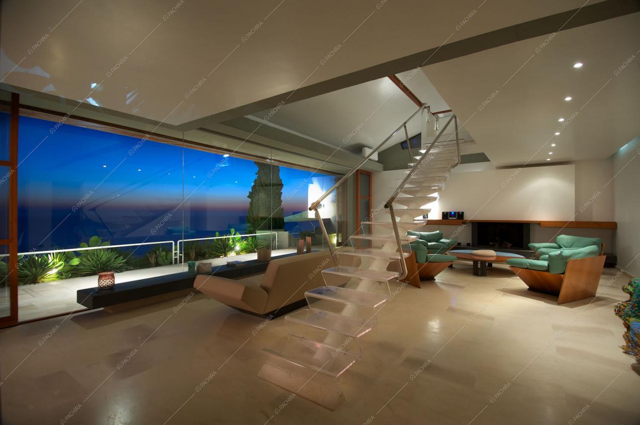 Zona living minimal con vista panoramica
