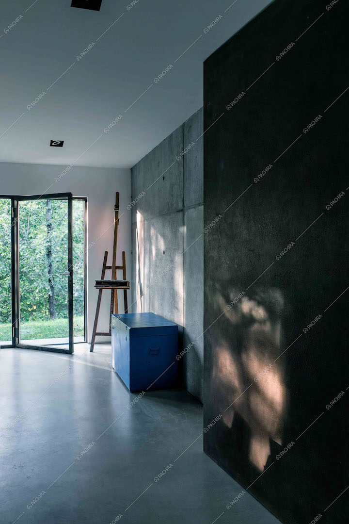Cassa blu e cavalletto da pittura