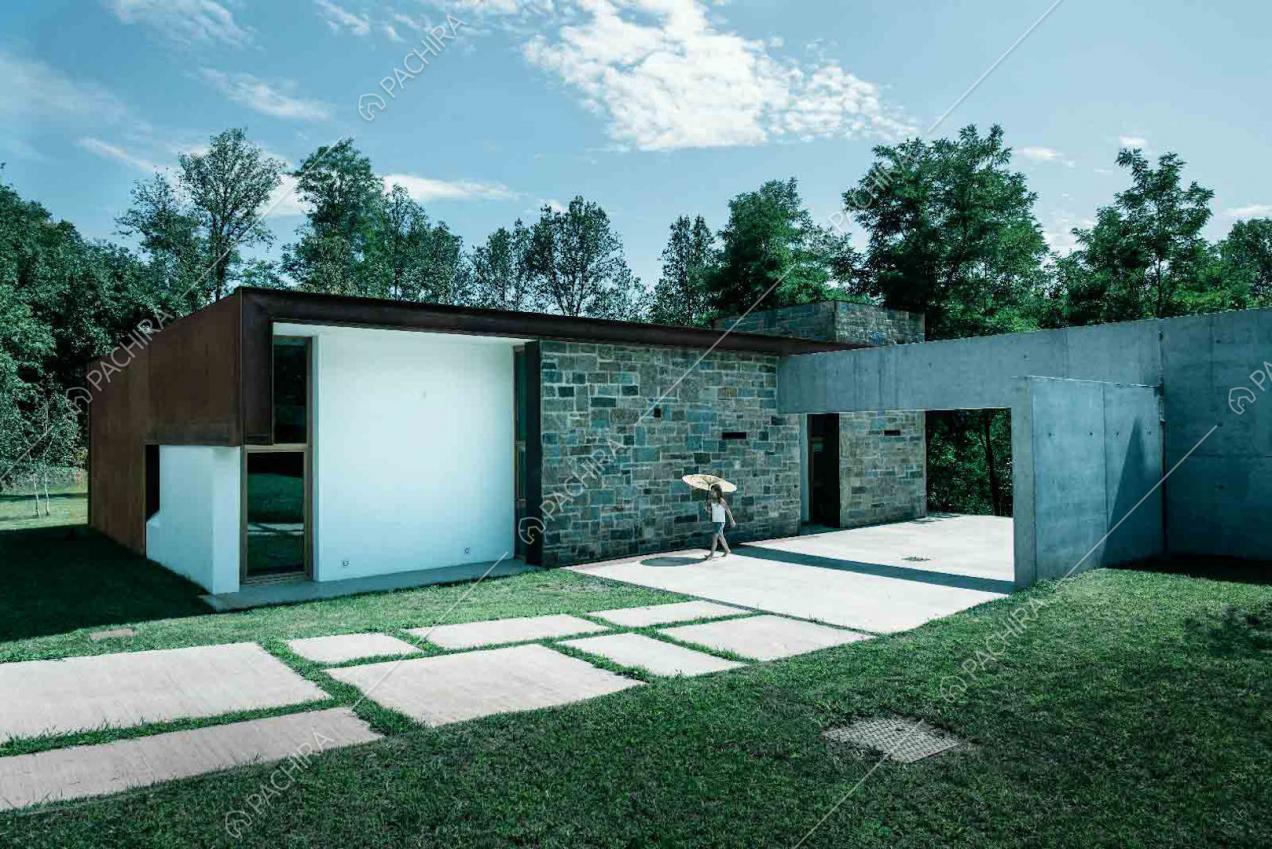 Viottolo di accesso alla villa e struttura esterna