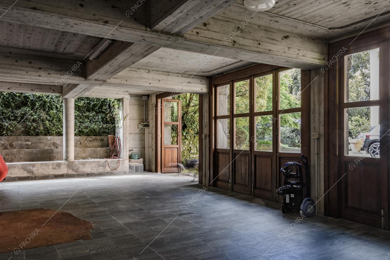 Garage finestrato con soffitto in legno