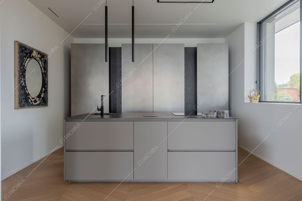 Isola grigia della cucina della villa Ladoga, location in stile contemporaneo a Varese