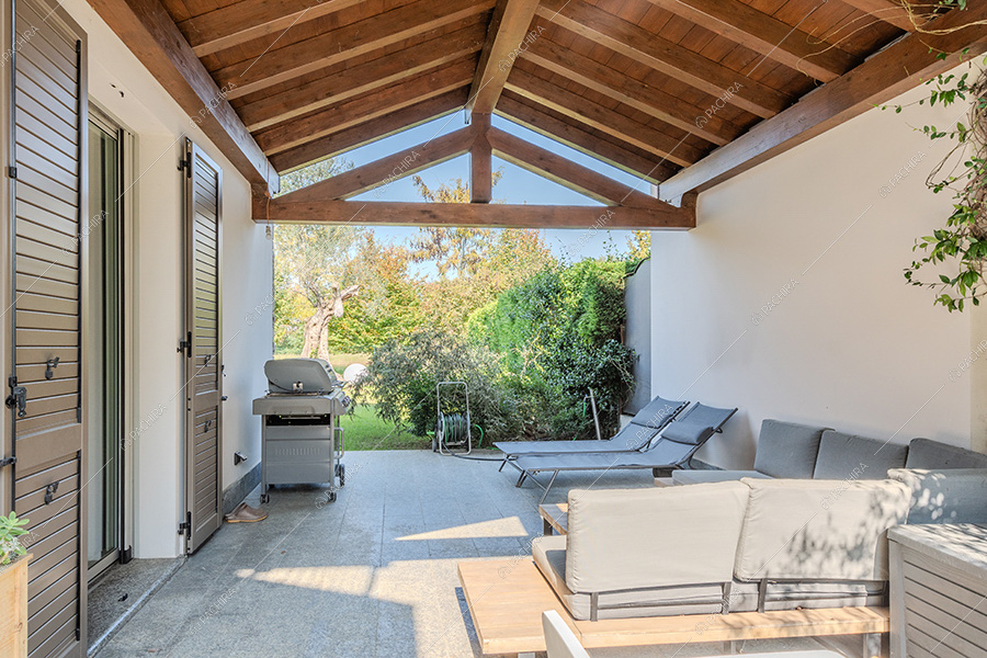 Veranda della villa Litani, location in stile moderno a Monza