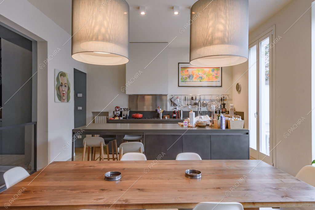 Sala con cucina a vista della villa Kharan, location in stile contemporaneo a Milano