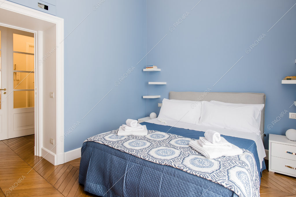 Camera da letto dell'appartamento Han, location in stile contemporaneo a Napoli