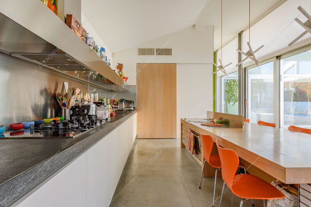 Cucina del loft Inula, location in stile contemporaneo a Varese