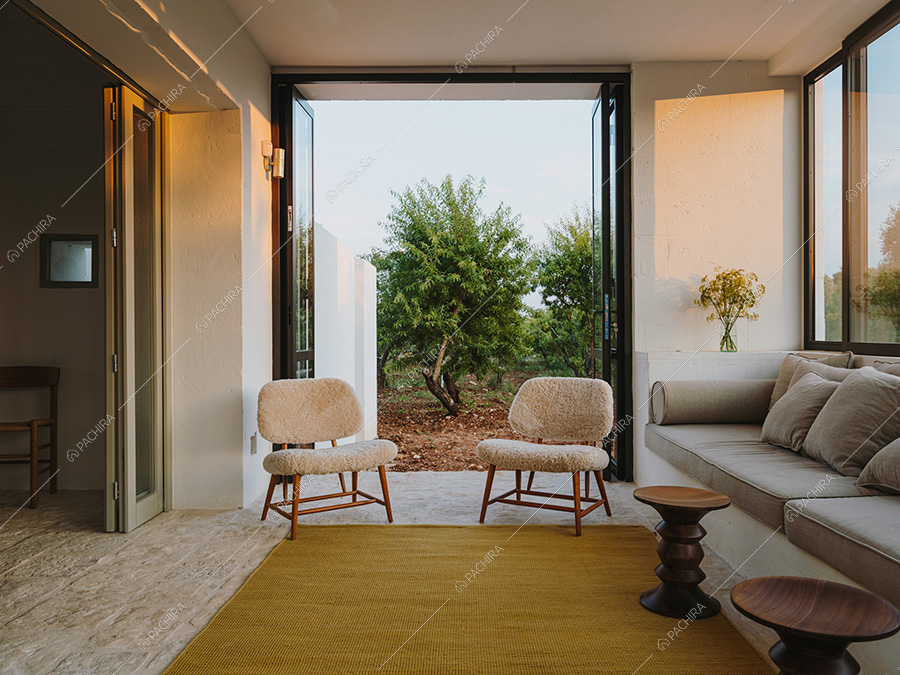 Salotto della villa Wahiba, location contemporanea per shooting a Brindisi