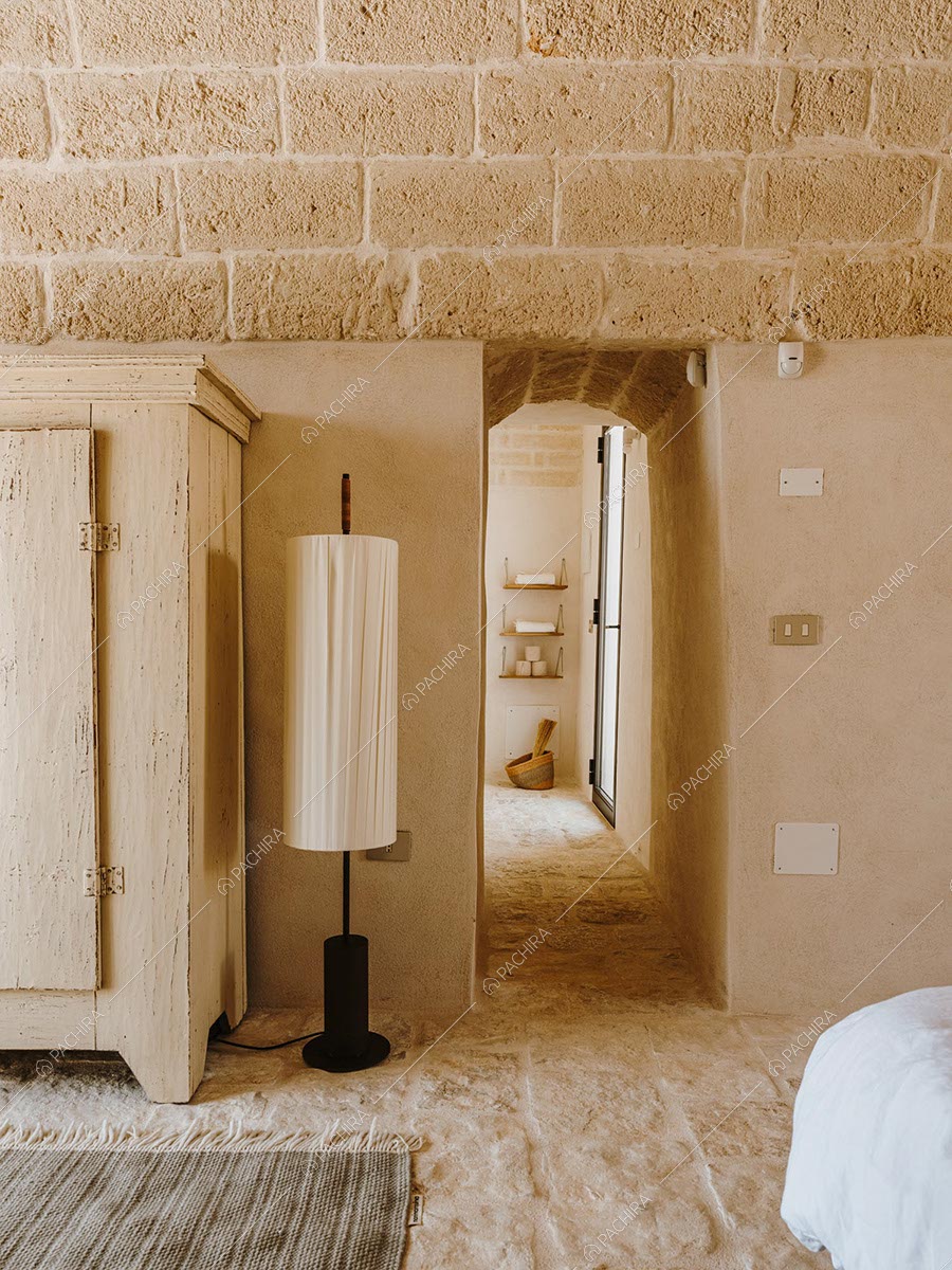 Camera da letto della villa Wahiba, location contemporanea per shooting a Brindisi