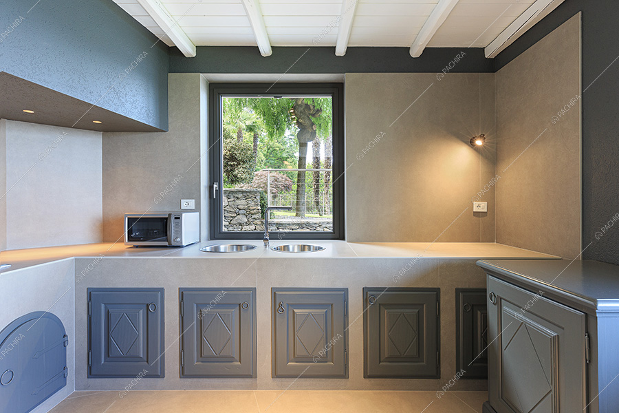 Cucina della villa moderna Cleome, location per shooting a Verbania