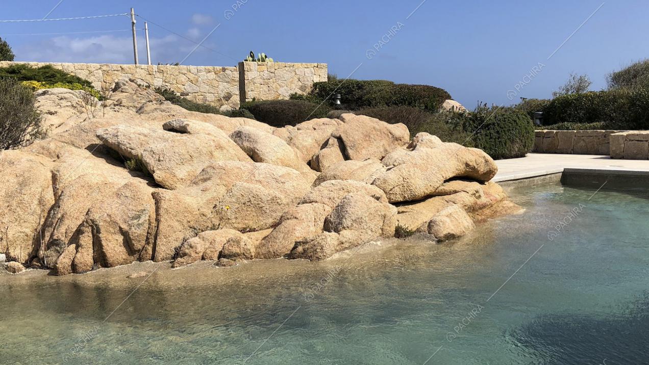 Angolo della piscina con decorazione naturale composta da sassi