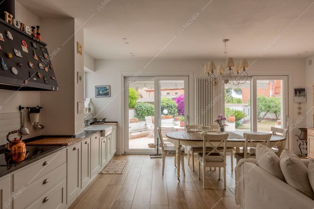 Zona living con pavimento in parquet della villa Pino Mugo, location in stile moderno a Roma