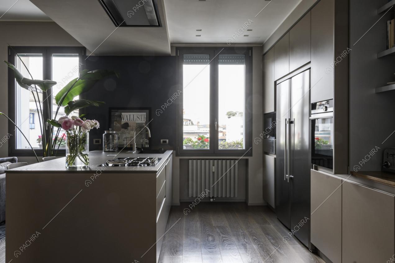 Cucina spaziosa con elettrodomestici