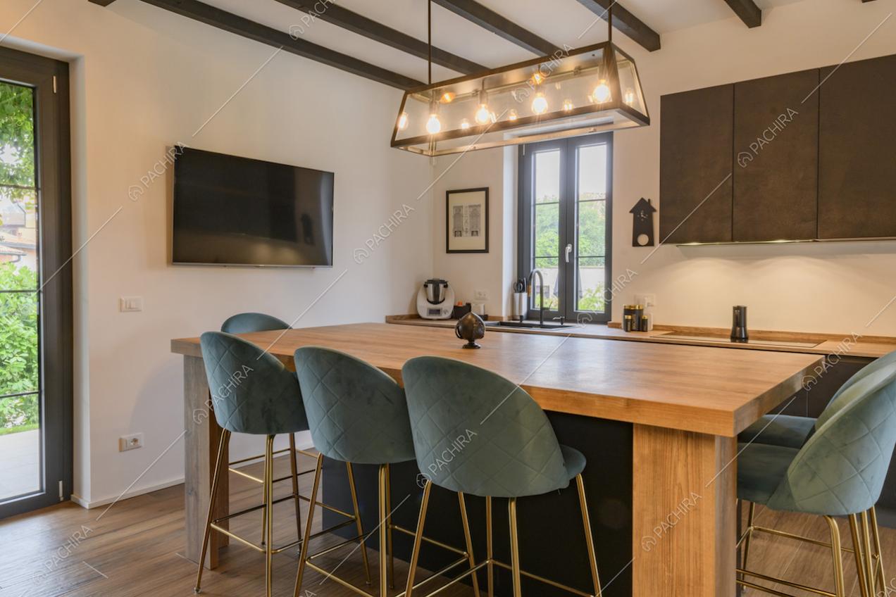 Tavolo da pranzo in legno con sedie alte in velluto