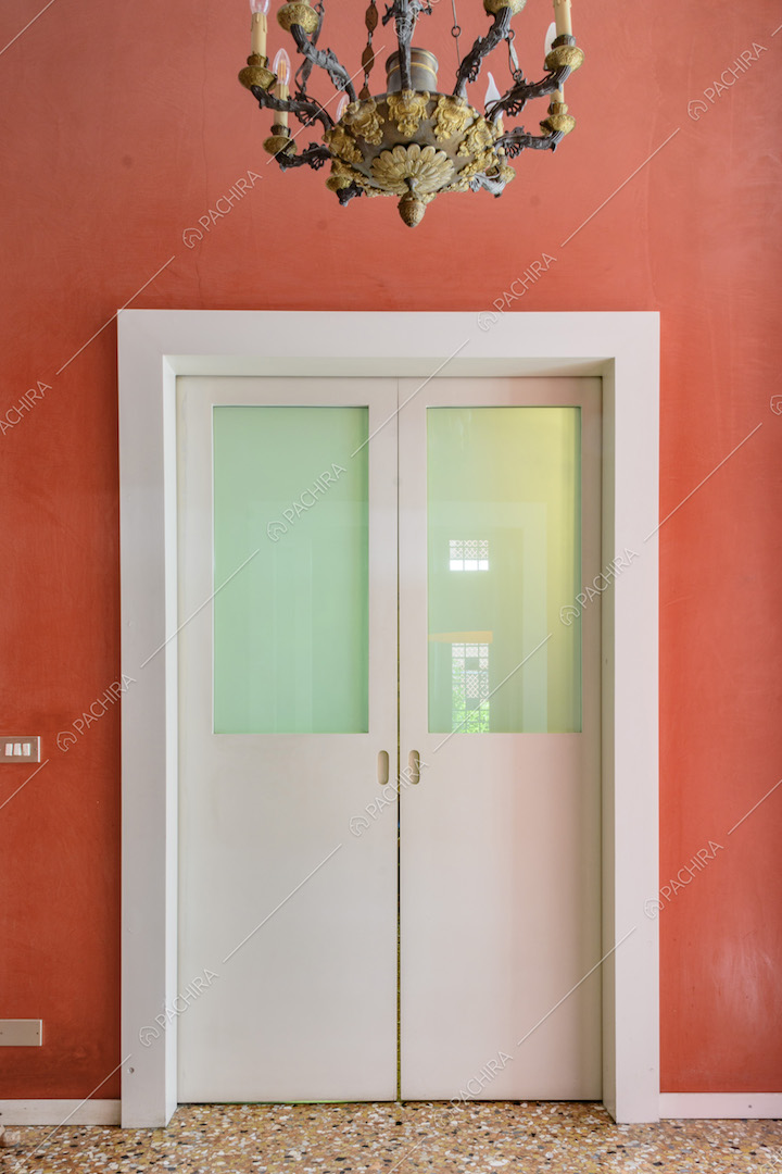 Porta chiusa su parete rossa