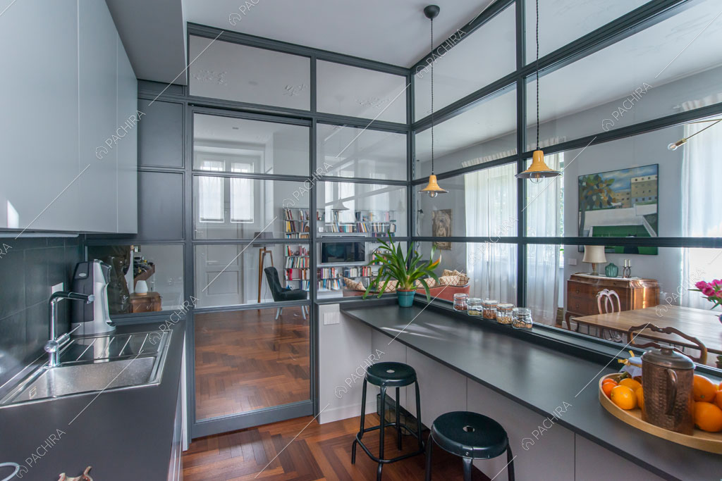 Cucina dell'appartamento Grifola, location in stile contemporaneo a Roma