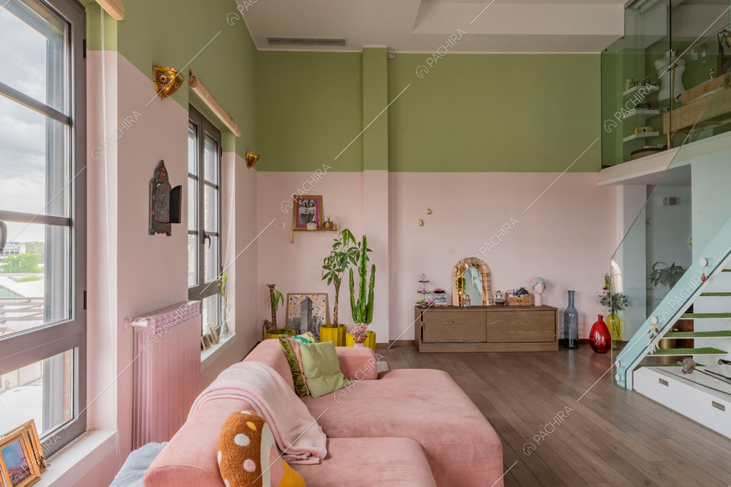 Zona living con pareti verdi e bianche del loft Cardamomo, location in stile contemporaneo a Milano
