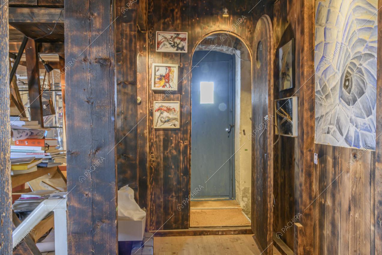 Pareti in legno grezzo e porta ad arco