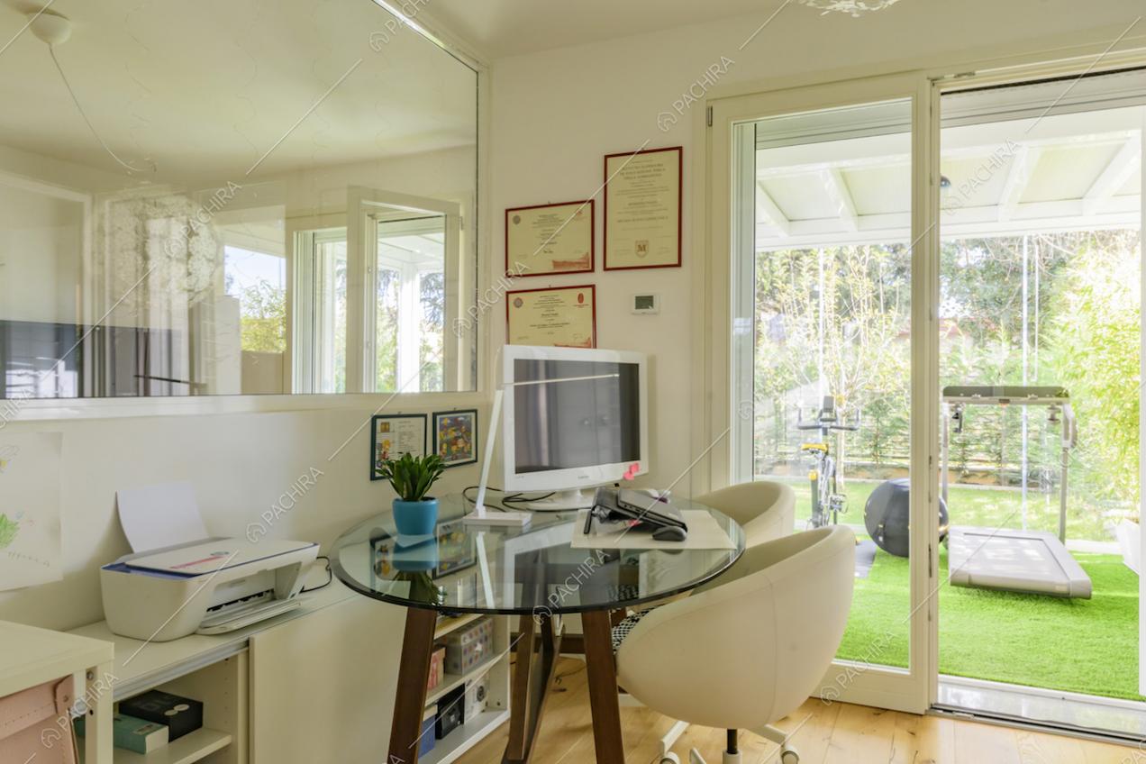 Studio separato dal salotto da una vetrata e collegato alla veranda