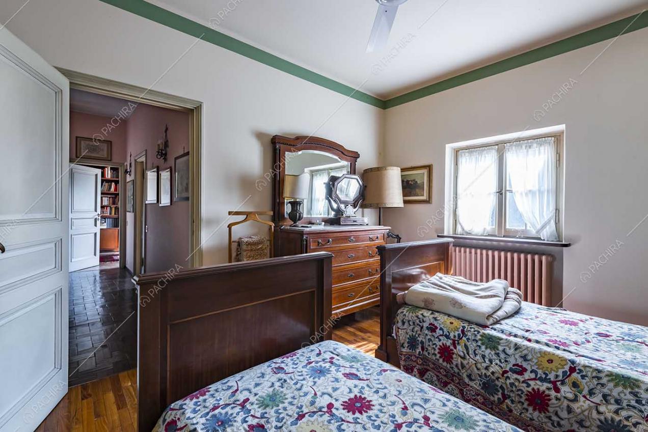 Camera da letto della villa Archibusa, location in stile classico a Como