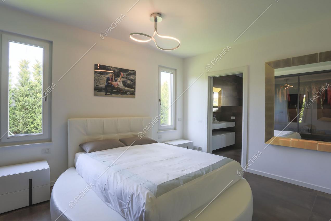 Vista sul bagno privato dalla camera da letto matrimoniale