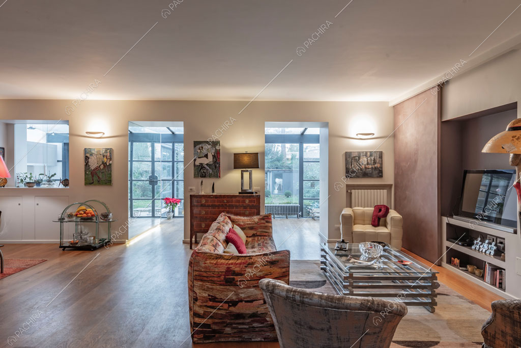 Zona living con parquet dell'appartamento Catalpa, location in stile moderno a Roma