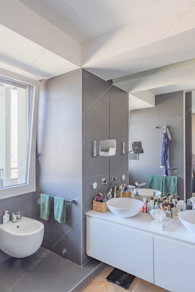 Bagno privato della camera da letto con grande specchio e doppio lavandino