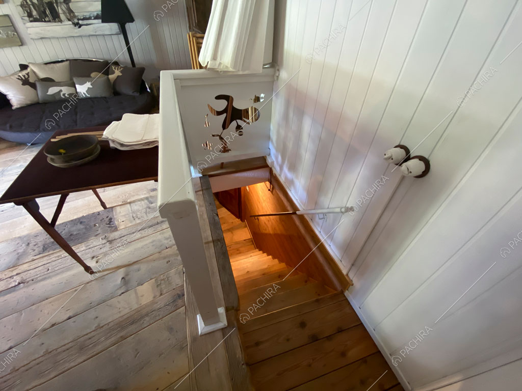 Vista sulle scale dello chalet Thar, location in stile rustico ad Aosta