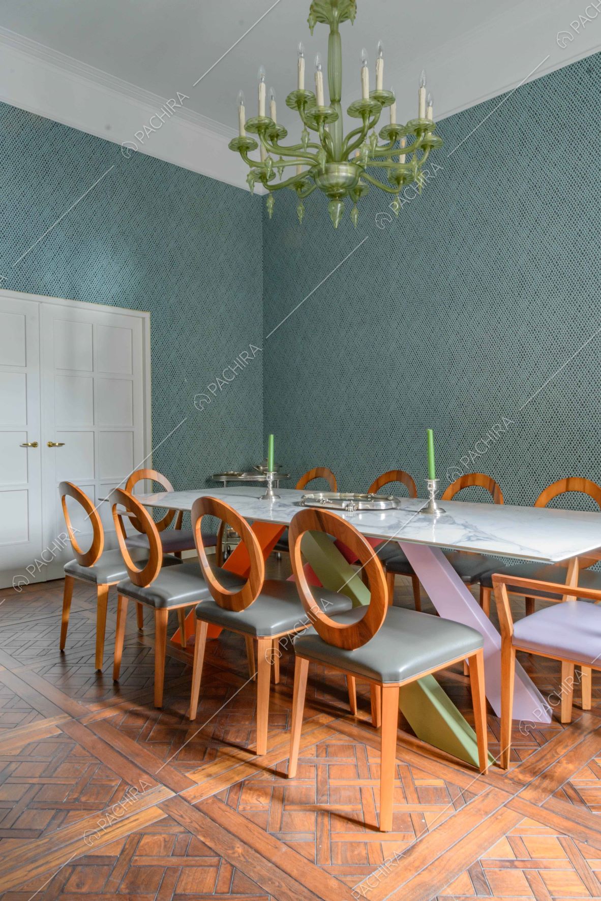 Tavolo da pranzo in marmo, sedie di design e pavimento in parquet
